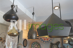 Produk lampu gantung berbahan logam