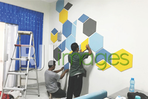 Proses pemasangan walldecor