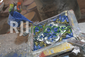 Proses pewarnaan Ubin Keraton