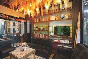 Ruang tamu dengan sentuhan artistik