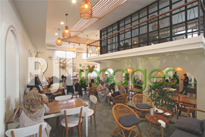 Suasana cozy area resto dengan sentuhan dekorasi entik