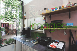 Sudut sempit dimanfaatkan menjadi ruang kerja yang nyaman