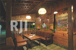 Sudut teras depan dengan furnitur kayu