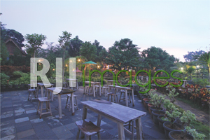 Table set kayu minimalis sebagai area bersantai di taman