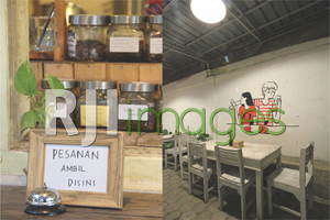 Toples kopi tertata rapi di sudut bar dan garasi sebagai area makan