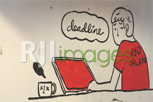 Wall art dengan pesan menggelitik pada sisi dinding cafe