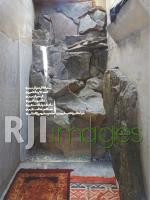 Aplikasi kombinasi batu dan beton ekspos  pada bangunan modern